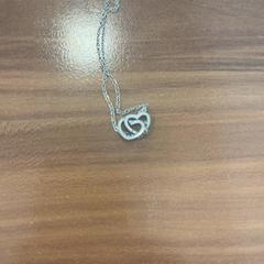 Náhrdelník Silver hearth sister necklace, jak nahlášeno Grand Hotel Amrath Kurhaus pomocí iLost