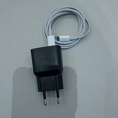Enchufar & Cargador de iPhone ZwRt wit, ha sido reportado por Van der Valk Hotel Schiphol con iLost