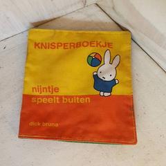 Knisperboek Nijntje, a été signalé par DierenPark Amersfoort utilisant iLost