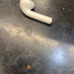 AirPod-ak, gisa salatu by Rotterdam The Hague Airport iLost erabiliz