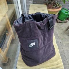 Witte stoffen Nike tas, gevuld, som rapporterats till iLost