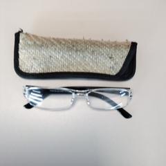 Etui à lunettes avec lunettes, a été signalé par Twisto utilisant iLost