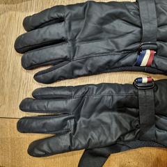 İLost kullanarak MEININGER Hotel Amsterdam City West tarafından bildirildiği gibi Black gloves