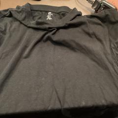 T skjorte H&M black, som rapportert av MEININGER Hotel Brussels City Center ved bruk av iLost