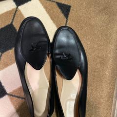 Sabates Black Loafers, segons ha informat Sir Albert Amsterdam mitjançant iLost
