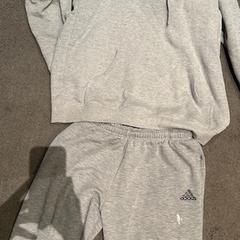 Kleider Grijs / Adidas broek / hoodie, gemeldet von Van der Valk Hotel Deventer über iLost