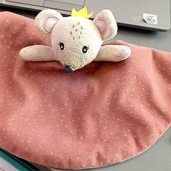 Peluche Souris rose, como reportado por IKEA Nantes utilizando o iLost