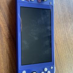 Paarse Nintendo Switch Lite met sticker van Kuromi, segundo informou a iLost