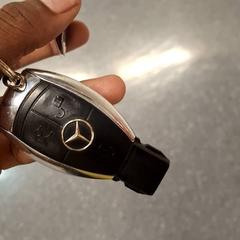 Chaves do carro, como reportado por IKEA Paris Nord Roissy utilizando o iLost