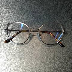 Lentes, segundo informou IKEA Arlon usando iLost