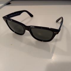 Gafas de sol Zwart, ha sido reportado por H’ART Museum con iLost