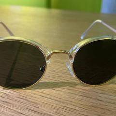 Gafas de sol Glases with golden frames, segundo informou MEININGER Hotel Berlin East Side Gallary usando iLost