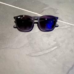 Solglasögon Black rayban, rapporterat av Pathé Nijmegen med iLost