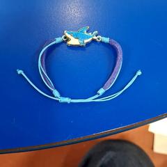 Eskumuturra Bleu  avec un requin, gisa salatu by IKEA Caen Fleury-sur-Orne iLost erabiliz