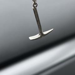 Zilveren ketting met hanger van hakbijl، كما تم الإبلاغ عنه عبر iLost