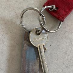 Key with red fabric keyring, gerapporteerd met iLost