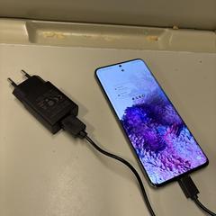 Samsung telefoon met oplader, amint azt az iLostnak jelentették.