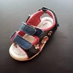 Sandale Roze met blauwe kinder sandaal, a été signalé par Apenheul utilisant iLost
