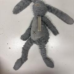 ぬいぐるみ konijn grijs がiLostで Avonturenpark Hellendoorn によって報告されました
