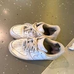 Zapatilla de deporte WHITE SHOES, ha sido reportado por Room Mate Bruno con iLost