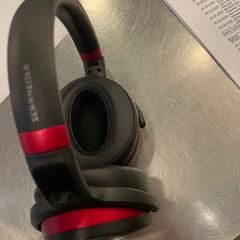 سماعات الرأس sennheiser black and red، كما تم الإبلاغ عنه بواسطة MEININGER Hotel Bruxelles Gare du Midi عبر iLost
