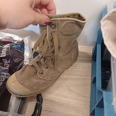 Scarpa Paire de bottine kaki, come riportato da IKEA Liège utilizzando iLost