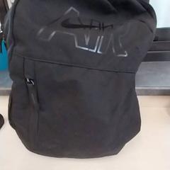 Mochila zwart, como reportado por Arriva Limburg Zuid utilizando o iLost