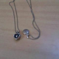 ペンダント - twee hangers met ketting がiLostで Het Spoorwegmuseum によって報告されました