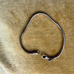 een goudkleurig armbandje, iLost-i jakinarazi zaion moduan