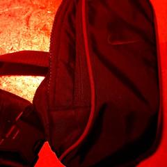 Tas Black, zoals gemeld door Club Nyx/Exit Café met iLost