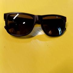 Lunette de soleil Noir, as reported by IKEA Orléans - Ardon using iLost