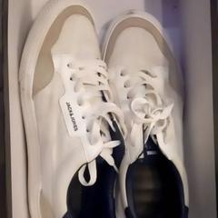 Zapatillas deportivas, segundo informou Leonardo Royal Hotel Amsterdam usando iLost