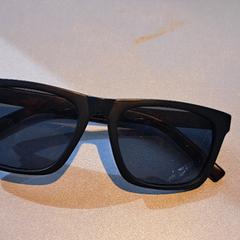 Gafas de sol, segundo informou Madurodam usando iLost