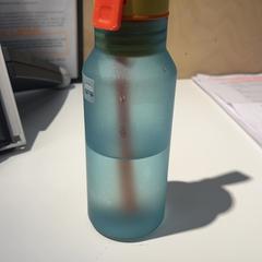 Bottiglia d'acqua, come riportato da IKEA Groningen utilizzando iLost