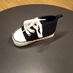 Sapatos Noir Bébé, como reportado por IKEA Nice Saint Isidore utilizando o iLost