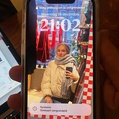 mobiele telefoon, amint azt az iLostnak jelentették.