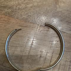 Goudkleurige armband, jak bylo nahlášeno na iLost