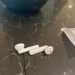 Earphones wit, gemeldet von Van der Valk Hotel Veenendaal über iLost