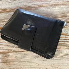 Zwarte portemonnee がiLostに報告されました
