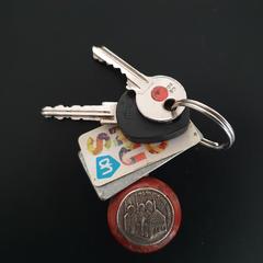 Sleutels aan sleutelbos met twee klantenkaartjes, ako bolo nahlásené iLost