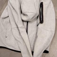 الملابس - Hoodie Grijs، كما تم الإبلاغ عنه بواسطة Regio Oost-Vlaanderen عبر iLost