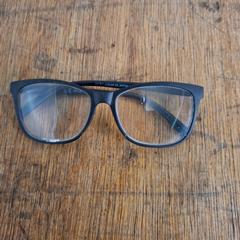 Lentes zwart, segundo informou Crammerock 2025 usando iLost