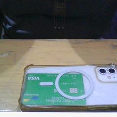 Iphone wit met bankkaart, gisa salatu by Pukkelpop Festivalterrein iLost erabiliz