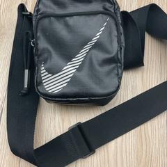 Sac bandoulière Nike zwart met inhoud, a été signalé par Pathé Delft utilisant iLost