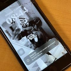 Zwarte Iphone met zwart hoesje en pasjeshouder, amint azt az iLostnak jelentették.