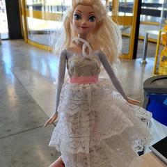 Boneca Reine des neiges, como reportado por IKEA Dijon utilizando o iLost