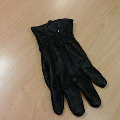 1 leren handschoen, as reported by Connexxion Haaglanden Den Haag using iLost