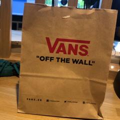 Purchase vans, segons ha informat Designer Outlet Roermond mitjançant iLost