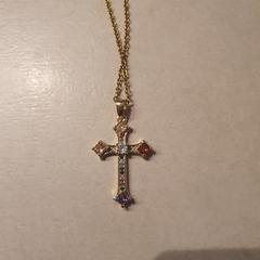 Gouden ketting met crucifix, gerapporteerd met iLost