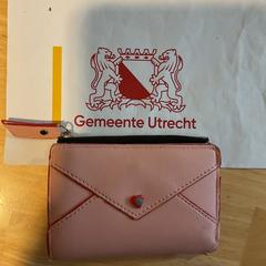 Roze portemonnee, jak nahlášeno Gemeente Utrecht pomocí iLost